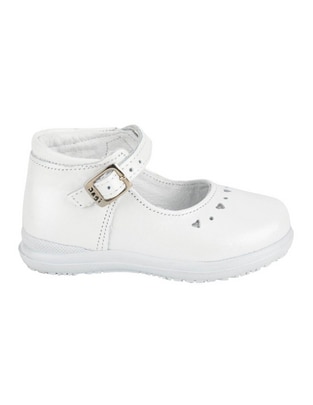 Zapato de piel para niña